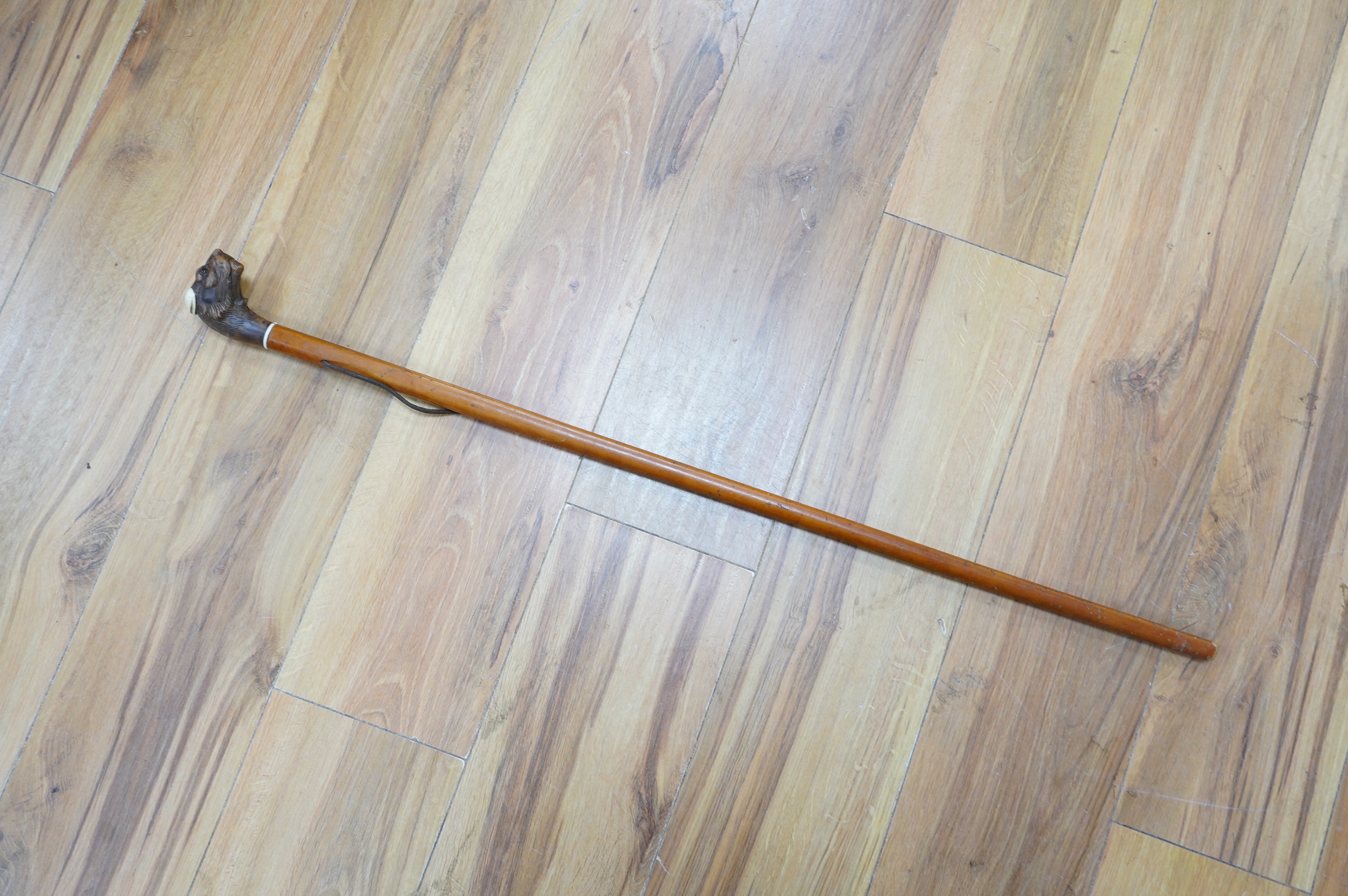 An Edwardian novelty malacca walking stick with mechanical leopard's head handle with ivory ears, 84cm long. Condition fair to good, minor losses only. CITES Submission reference, N6TYKRKZ